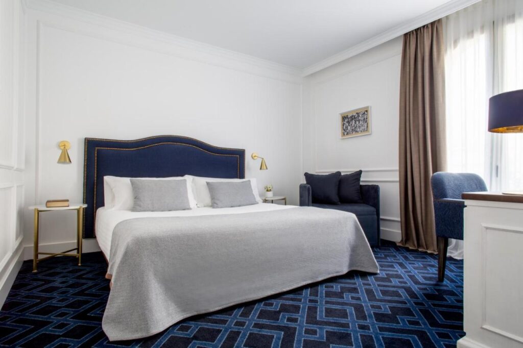 מלון Hotel Midmost